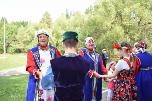 В сосновом бору Пестрецов водили хороводы, играли в народные игры