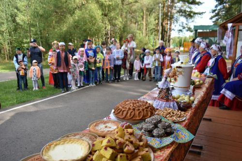 В сосновом бору Пестрецов водили хороводы, играли в народные игры