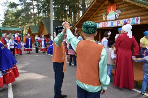 В сосновом бору Пестрецов водили хороводы, играли в народные игры