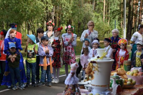 В сосновом бору Пестрецов водили хороводы, играли в народные игры