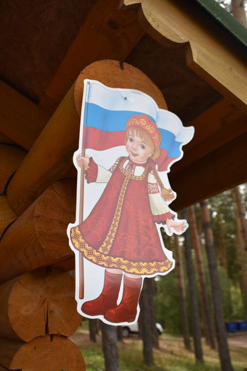 В сосновом бору Пестрецов водили хороводы, играли в народные игры