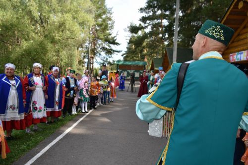 В сосновом бору Пестрецов водили хороводы, играли в народные игры