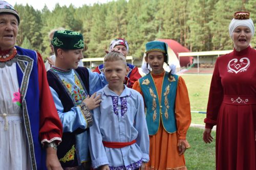 В сосновом бору Пестрецов водили хороводы, играли в народные игры