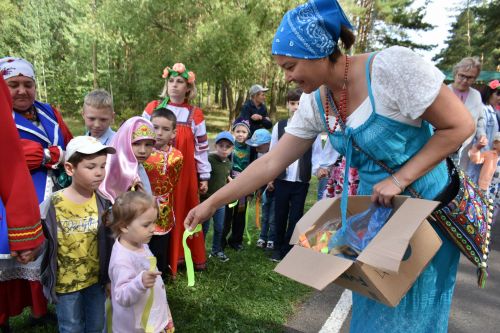 В сосновом бору Пестрецов водили хороводы, играли в народные игры
