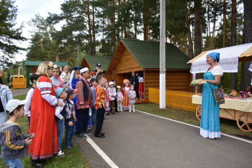 В сосновом бору Пестрецов водили хороводы, играли в народные игры