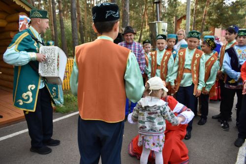В сосновом бору Пестрецов водили хороводы, играли в народные игры