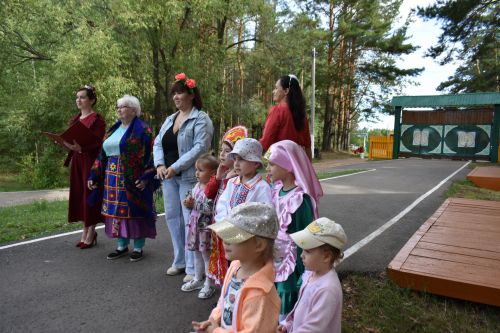 В сосновом бору Пестрецов водили хороводы, играли в народные игры