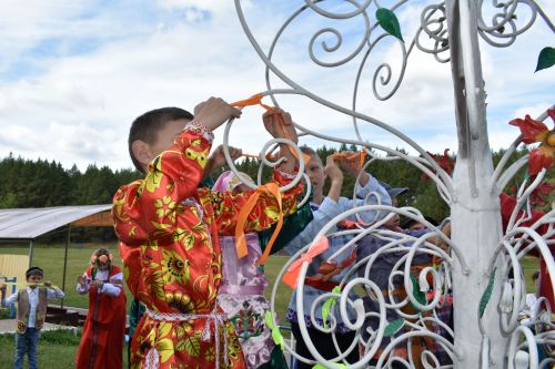 В сосновом бору Пестрецов водили хороводы, играли в народные игры