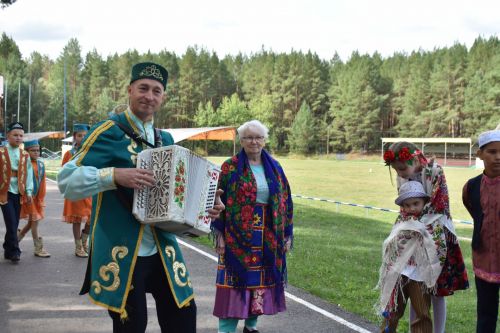 В сосновом бору Пестрецов водили хороводы, играли в народные игры