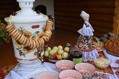 В сосновом бору Пестрецов водили хороводы, играли в народные игры