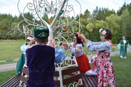 В сосновом бору Пестрецов водили хороводы, играли в народные игры