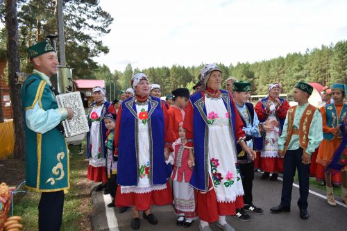 В сосновом бору Пестрецов водили хороводы, играли в народные игры