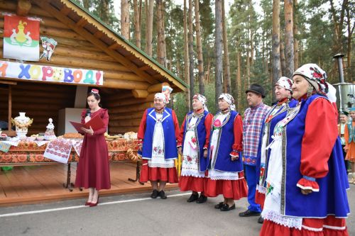 В сосновом бору Пестрецов водили хороводы, играли в народные игры