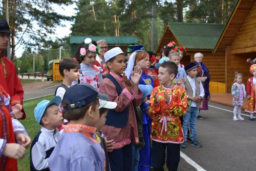 В сосновом бору Пестрецов водили хороводы, играли в народные игры