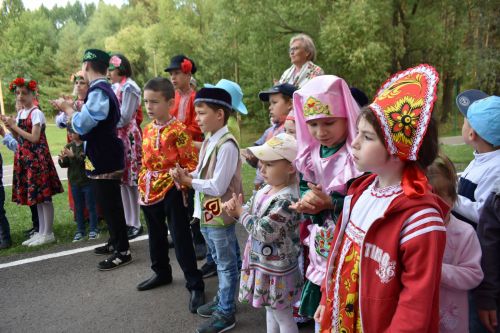 В сосновом бору Пестрецов водили хороводы, играли в народные игры