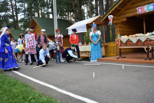 В сосновом бору Пестрецов водили хороводы, играли в народные игры