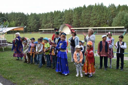 В сосновом бору Пестрецов водили хороводы, играли в народные игры