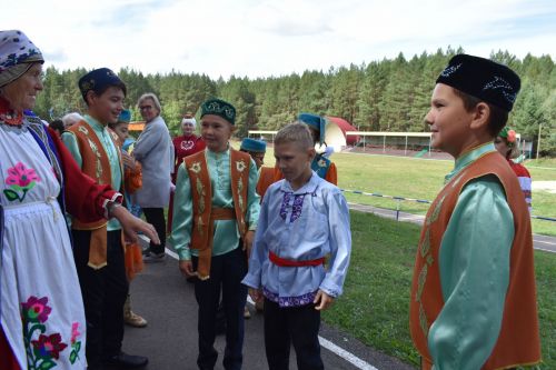 В сосновом бору Пестрецов водили хороводы, играли в народные игры