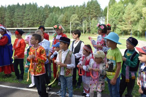 В сосновом бору Пестрецов водили хороводы, играли в народные игры