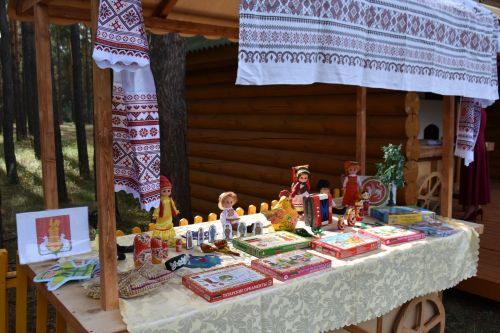 В сосновом бору Пестрецов водили хороводы, играли в народные игры