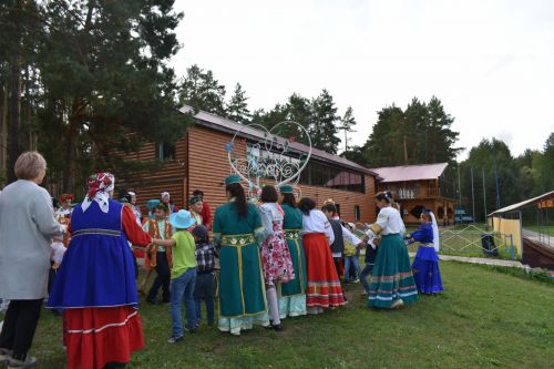 В сосновом бору Пестрецов водили хороводы, играли в народные игры