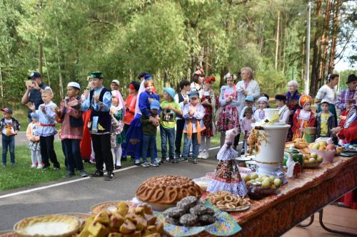 В сосновом бору Пестрецов водили хороводы, играли в народные игры