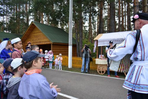 В сосновом бору Пестрецов водили хороводы, играли в народные игры