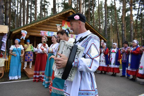 В сосновом бору Пестрецов водили хороводы, играли в народные игры