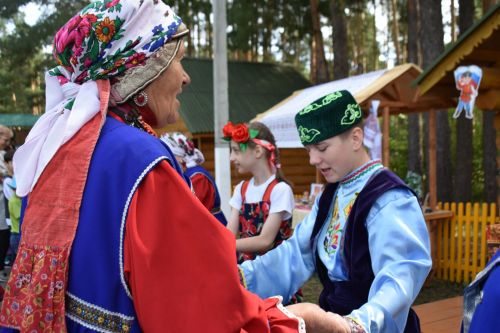 В сосновом бору Пестрецов водили хороводы, играли в народные игры
