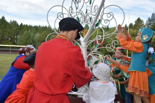 В сосновом бору Пестрецов водили хороводы, играли в народные игры