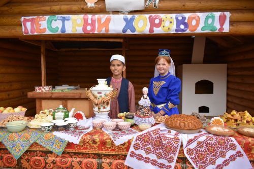 В сосновом бору Пестрецов водили хороводы, играли в народные игры