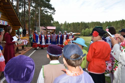 В сосновом бору Пестрецов водили хороводы, играли в народные игры