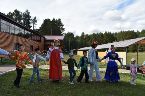В сосновом бору Пестрецов водили хороводы, играли в народные игры