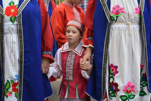 В сосновом бору Пестрецов водили хороводы, играли в народные игры
