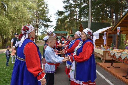 В сосновом бору Пестрецов водили хороводы, играли в народные игры