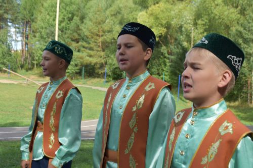 В сосновом бору Пестрецов водили хороводы, играли в народные игры