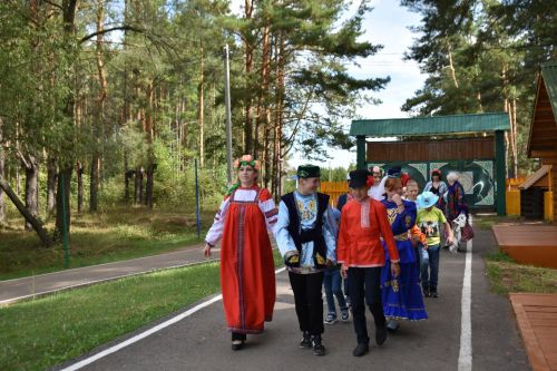 В сосновом бору Пестрецов водили хороводы, играли в народные игры