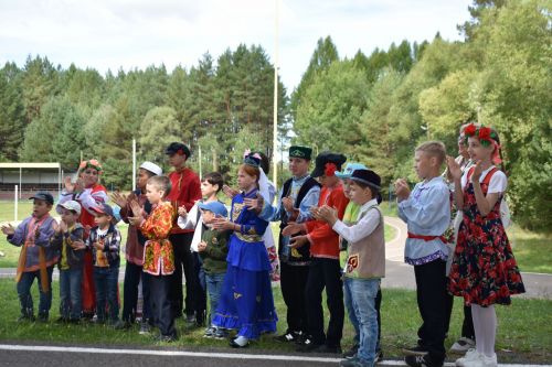 В сосновом бору Пестрецов водили хороводы, играли в народные игры