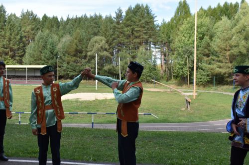 В сосновом бору Пестрецов водили хороводы, играли в народные игры