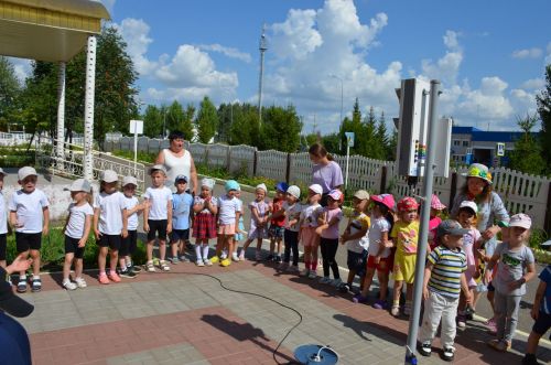 В детском саду «Каенкай» отметили День рождения светофора