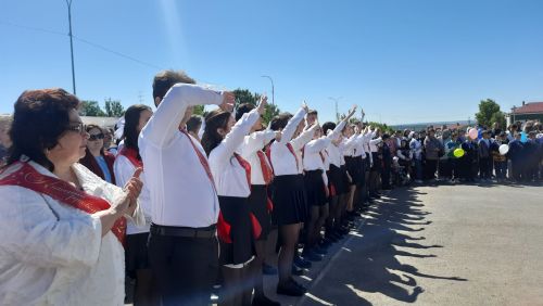 В Пестречинской школе 1 прошла торжественная линейка, где прозвенел последний звонок