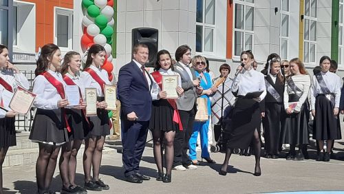 В Пестречинской школе 1 прошла торжественная линейка, где прозвенел последний звонок