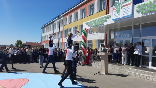 В Пестречинской школе 1 прошла торжественная линейка, где прозвенел последний звонок