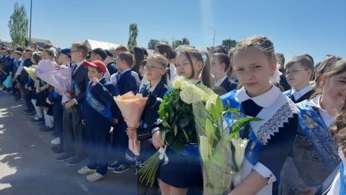 В Пестречинской школе 1 прошла торжественная линейка, где прозвенел последний звонок