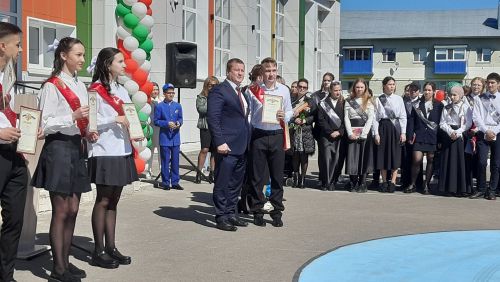 В Пестречинской школе 1 прошла торжественная линейка, где прозвенел последний звонок