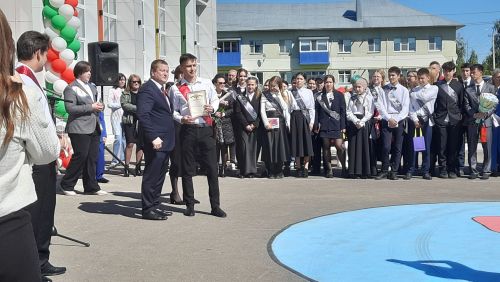 В Пестречинской школе 1 прошла торжественная линейка, где прозвенел последний звонок