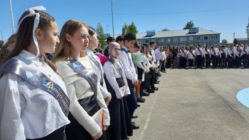 В Пестречинской школе 1 прошла торжественная линейка, где прозвенел последний звонок