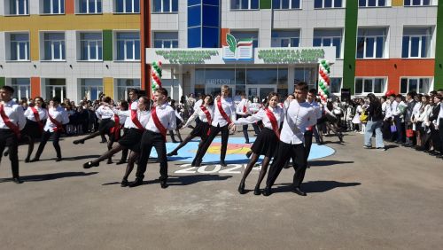 В Пестречинской школе 1 прошла торжественная линейка, где прозвенел последний звонок