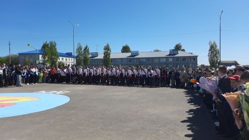 В Пестречинской школе 1 прошла торжественная линейка, где прозвенел последний звонок