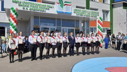 В Пестречинской школе 1 прошла торжественная линейка, где прозвенел последний звонок